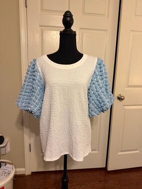 Hudson Gray whiteTop with Light Blue Bubble Sleeves bin 5